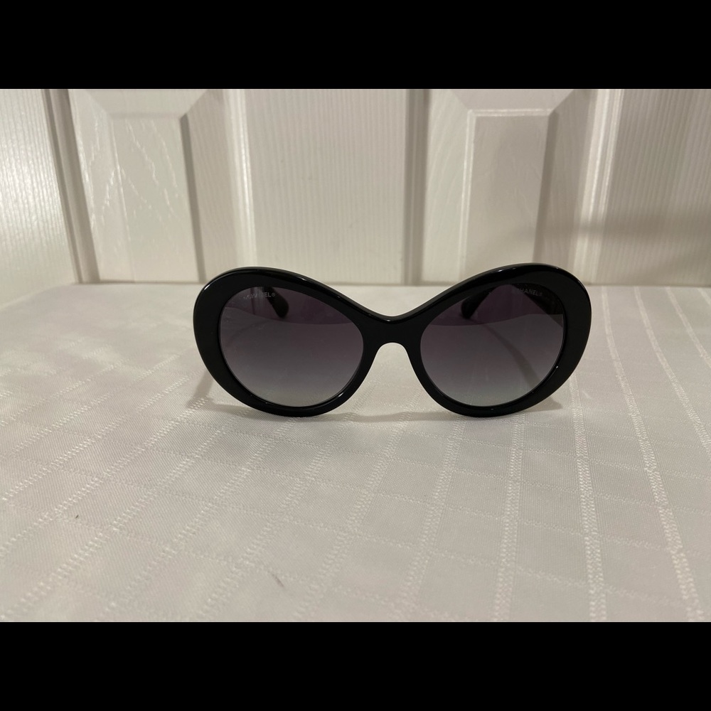 🖤$450. Chanel Classic Round Blk W/ silver CC logo - Picture 10 of 17